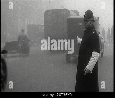 Officier de police britannique masculin contrôlant la circulation dans les rues de Londres, années 1920 De "Time to Remember - Fast and Far in the Twenties", 1927 (bobine 3) ; un regard sur l'obsession de la vitesse et du voyage à la fin des années 1920 Banque D'Images