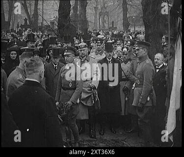 Paul von Hindenburg, président de l'Allemagne, rendant hommage aux funérailles de Manfred Albrecht Freiherr von Richthofen alias l'as de l'air allemand accompagné d'autres autorités de l'Empire allemand, 1925. Initialement enterré en France où il a été tué au combat en 1918, le corps de von Richthofen a été déplacé en Allemagne en 1925 et réinhumé au cimetière Invalidenfriedhof à Berlin. De "Time to Remember - Fast and Far in the Twenties", 1927 (Reel 2 - Record B) ; un regard sur l'obsession de la vitesse et du voyage à la fin des années 1920 Banque D'Images