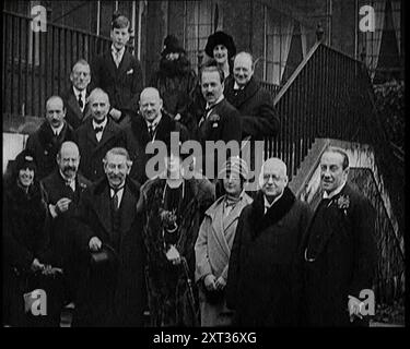 Stanley Baldwin, premier ministre britannique, Austen Chamberlain, secrétaire d'État britannique, Aristide Briand, premier ministre français, Aleksander Skrzynski, premier ministre polonais, Winston Churchill, chancelier britannique de l'Échiquier et d'autres délégués masculins et féminins à Londres pour signer le Pacte de Locarno, années 1920 'A Londres, les Nations se sont réunies pour mettre la touche finale au Pacte de Locarno, un autre de ces documents sincèrement conçus pour mettre fin aux conflits internationaux, mais qui n'ont pas réussi à attaquer les causes réelles de la guerre. Mais il essayait ». De "Time to Remember - came the Dawn", 1925 (Reel 2 Banque D'Images