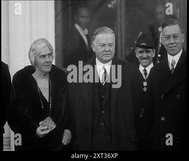 Le président Herbert Hoover et Lou Henry Hoover quittent un bâtiment, 1932. ÉTATS-UNIS. « Malgré tout, l'élection de 1932 a trouvé les Républicains sûrs de garder leur pouvoir... les mauvais moments n'étaient pas la faute du gouvernement mais de la dépression mondiale. Le parti doit continuer à tenir les rênes, et Herbert Hoover doit être l'homme dans le siège du conducteur. La maxime que Hoover respectait était celle d'une Amérique des affaires sans ingérence fédérale. La dépression doit être battue par les gens qui se battent seuls. Une maxime admirable, mais insuffisante pour la crise de 1932. De "Time to Remember - AR Banque D'Images