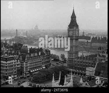 Vue de la tour Elizabeth contenant Big Ben, avec la Tamise et County Hall au-delà et St Paul's visible au loin, 1939. De "Time to Remember - The Reluctant Warriors", 1939 ( Reel 2) ; documentaire sur les événements de 1939 - les préparatifs pour la guerre et les hostilités éclatent. Banque D'Images