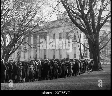 Files d'attente devant la Maison Blanche, Washington, D.C. 1932. Malgré tout, l'élection de 1932 a trouvé les Républicains sûrs de garder leur pouvoir. Lors de la convention du parti à Chicago, les délégués écoutent l'ancien président Coolidge, lorsqu'il s'exprime pleinement en faveur d'un retour d'Herbert Hoover. Les mauvais moments étaient la faute non pas du gouvernement mais de la dépression mondiale. Le parti doit continuer à tenir les rênes, et Herbert Hoover doit être l'homme dans le siège du conducteur. La maxime que Hoover respectait était celle d'une Amérique des affaires sans ingérence fédérale. Depressi Banque D'Images