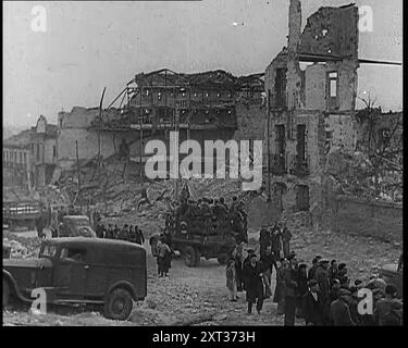 Camions transportant des soldats nationalistes espagnols fidèles à Franco à travers Madrid, devant les restes de bâtiments détruits comme le regardent les spectateurs, 1939. De "Time to Remember - The Reluctant Warriors", 1939 (bobine 1) ; documentaire sur les événements de 1939 - les préparatifs de la guerre et les hostilités éclatent. Banque D'Images