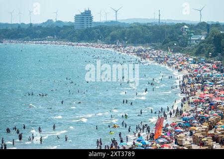Voller Sommerstrand in Scharbeutz Das Bild zeigt einen vollen Strand in Scharbeutz an der Ostseeküste an einem sonnigen heißen Sommertag. Der Strand ist dicht besetzt mit Strandkörben, bunten Sonnenschirmen und zahlreichen Badegästen, die das warme Wetter genießen. IM Wasser tummeln sich Menschen, die schwimmen oder einfach im seichten Wasser stehen. An vielen Orten in Deutschland könnte es heute der bislang heißeste Tag des Jahres werden. Scharbeutz Schleswig-Holstein Deutschland *** plage d'été complète à Scharbeutz L'image montre une plage complète à Scharbeutz sur la côte de la mer Baltique sur un chaud Banque D'Images