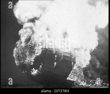 Le dirigeable allemand, le Hindenburg, sa moitié arrière détruite et obscurcie par la fumée avec son nez et son corps en flammes et s'écrasant au sol sur le site d'atterrissage à Lakehurst, New Jersey, USA, 1937. Le plus grand et le plus impressionnant de tous les plus légers que les avions. En raison de l'attitude générale d'Hitler, les États-Unis avaient refusé de vendre de l'hélium à l'Allemagne pour leur navire. Elle devait se contenter de milliers de pieds cubes d'hydrogène inflammable. L'endroit est Lakehurst, New Jersey, où le Hindenburg arrive après son vol Atlantique. Sur les champs, elle navigue pendant trois heures, tout en faisant vain à Banque D'Images