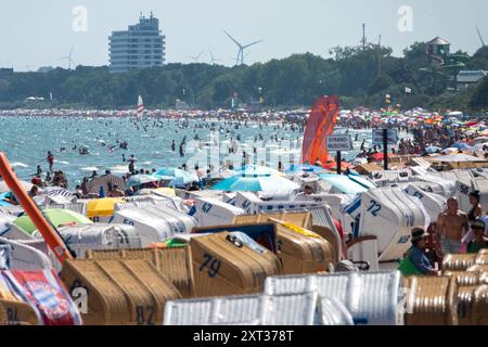 Voller Sommerstrand in Scharbeutz Das Bild zeigt einen vollen Strand in Scharbeutz an der Ostseeküste an einem sonnigen heißen Sommertag. Der Strand ist dicht besetzt mit Strandkörben, bunten Sonnenschirmen und zahlreichen Badegästen, die das warme Wetter genießen. IM Wasser tummeln sich Menschen, die schwimmen oder einfach im seichten Wasser stehen. An vielen Orten in Deutschland könnte es heute der bislang heißeste Tag des Jahres werden. Scharbeutz Schleswig-Holstein Deutschland *** plage d'été complète à Scharbeutz L'image montre une plage complète à Scharbeutz sur la côte de la mer Baltique sur un chaud Banque D'Images