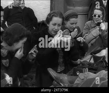 Réfugiés néerlandais fuyant à bord de navires aux pays-Bas. Les femmes appliquent le maquillage, 1940. Seconde Guerre mondiale. '...important et sans importance - ils sont venus en Grande-Bretagne. Les persécutés, les innocents, les Juifs, les catholiques, les protestants, les indésirables, les incroyants dans les puissances maléfiques qui sont. Mais pour ceux qui sont encore libres, il n'y a pas de plus grands alliés que ceux qui ont connu la servitude, et ont abandonné ses chaînes. De "Time to Remember - Run Rabbit Run", 1940 ( Reel 2) ; film documentaire sur les événements des premiers mois de 1940. Banque D'Images