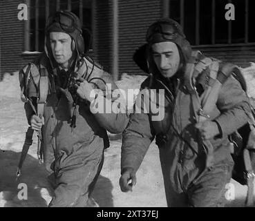 Formation des pilotes britanniques dans le cadre du Plan de formation aérienne au Canada, 1941. Seconde Guerre mondiale. Dans le Canada lointain et les États-Unis dits "neutres", plus de 4000 aviateurs britanniques entraînés étaient déployés chaque mois dans le cadre du plan d'entraînement aérien. Les aviateurs apprennent leur métier loin des brouillards terrestres de l'Europe, et à des milliers de kilomètres au-delà de l'interférence de tout bombardier allemand. Concurrence déloyale en effet. Oui, la Grande-Bretagne était une nuisance qui promettait à l'Allemagne rien d'autre que des ennuis». De "Time to Remember - Operation Barbarossa", 1941 (bobine 1) ; film documentaire sur les événements de 1941 Banque D'Images