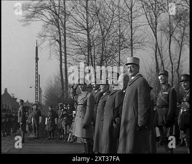 Officiers alliés, dont le général Maurice Gamelin, observant les soldats de la Force expéditionnaire britannique marchant à travers la Belgique, 1940. 'Le long de la frontière belge, les Britanniques. Pas encore autant qu'il devrait y en avoir, mais au moins ils sont là. Comme ils étaient la dernière fois [c'est-à-dire pendant la première Guerre mondiale]. Et les Alliés ont un bon commandant en chef, le général Gamelin. Il sait ce qu'il fait n'est-ce pas ? Car lui aussi était dans le dernier spectacle'. Tiré de "Time to Remember - Run Rabbit Run", 1940 ( bobine 1) ; film documentaire sur les événements des premiers mois de 1940. Banque D'Images