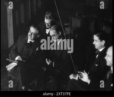 Hommes écoutant Beniamino Gigli chanter 'Largo' de Haendel, années 1930 De "Time to Remember - Some People in the Thirties", années 1930 (bobine 1) ; film documentaire sur les années 1930, mettant l'accent sur des personnages célèbres de l'époque. Banque D'Images