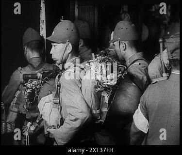 Soldats de l'armée japonaise portant des uniformes avec des paquets et de l'équipement personnel, deux avec des filets de camouflage et un casque, 1937. Alors que le Japon sortait de sa longue réclusion dans le monde moderne, ses dirigeants, inspirés par les vieilles traditions qui suppliaient tous de mourir pour l'honneur de leur pays, cherchaient l'expansion et la conquête. Le monde occidental leur avait donné le cuirassé, le canon, la bombe. Maintenant, ils ont cherché la chance de les utiliser à bon escient. Le Japon avait une armée importante et parfaitement entraînée. Une marine aussi, puissante et ambitieuse. C'était seulement une question de quand, et où'. De "Time to Remembe Banque D'Images