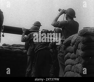 Soldats britanniques utilisant des canons antiaériens, 1940. Bombardement allemand pendant la seconde Guerre mondiale. 'Plus de rapports du radar. "Encore quarante plus sur Abbeville et Boulogne. Est-ce un autre effort majeur ou est-ce le convoi dans la Manche qu'ils recherchent ? Très bien, brouiller quatre escadrons Debden". Nul doute à ce sujet maintenant, c'est le convoi dans le détroit de Douvres. Stukas encore. Mais ils tentent une chance. Ce sont de la viande morte pour les combattants [britanniques]. De "Time to Remember - Standing Alone", 1940 (bobine 3) ; film documentaire sur les événements des derniers mois de 1940. Banque D'Images