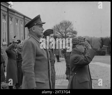 Officiers alliés, dont le général Maurice Gamelin, observant les soldats de la Force expéditionnaire britannique marchant à travers la Belgique, 1940. 'Le long de la frontière belge, les Britanniques. Pas encore autant qu'il devrait y en avoir, mais au moins ils sont là. Comme ils étaient la dernière fois [c'est-à-dire pendant la première Guerre mondiale]. Et les Alliés ont un bon commandant en chef, le général Gamelin. Il sait ce qu'il fait n'est-ce pas ? Car lui aussi était dans le dernier spectacle'. Tiré de "Time to Remember - Run Rabbit Run", 1940 ( bobine 1) ; film documentaire sur les événements des premiers mois de 1940. Banque D'Images