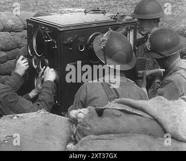 Équipement d'exploitation des soldats britanniques, 1940. Bombardement allemand pendant la seconde Guerre mondiale. 'Plus de rapports du radar. "Encore quarante plus sur Abbeville et Boulogne. Est-ce un autre effort majeur ou est-ce le convoi dans la Manche qu'ils recherchent ? Très bien, brouiller quatre escadrons Debden". Nul doute à ce sujet maintenant, c'est le convoi dans le détroit de Douvres. Stukas encore. Mais ils tentent une chance. Ce sont de la viande morte pour les combattants [britanniques]. De "Time to Remember - Standing Alone", 1940 (bobine 3) ; film documentaire sur les événements des derniers mois de 1940. Banque D'Images