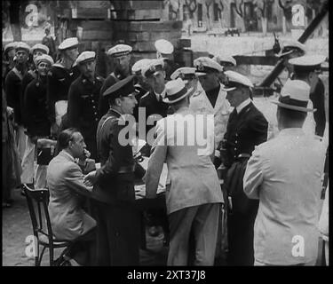 Le capitaine Hans Langsdorff discute des arrangements pour les marins allemands avec les commandants et les fonctionnaires de la marine après la bataille de la plate-forme, 1939. De "Time to Remember - The Reluctant Warriors", 1939 ( Reel 4) ; documentaire sur les événements de 1939 - les préparatifs pour la guerre et les hostilités éclatent. Banque D'Images