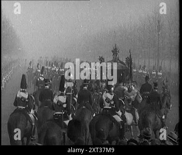Le roi George V et la reine Mary du Royaume-Uni dans un chariot en route pour l'ouverture du Parlement. Ils sont escortés par des soldats, 1924. De "Time to Remember - A Trip to Europe", 1924 (bobine 3) ; un regard sur la vie politique et sociale en Europe et au-delà en 1924. Banque D'Images
