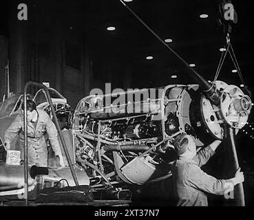 Ouvriers d'usine construction d'un Spitfire, 1940. La Grande-Bretagne pendant la seconde Guerre mondiale. Soir et nuit, pleurnements de forets et le robinet de marteaux dans les usines Spitfire. Ce n'est que par un effort de 24 heures que les pertes peuvent être compensées, et un jour, si Dieu le veut, la défensive peut être abandonnée pour l'offensive. Temps plein, heures supplémentaires, temps double ». De "Time to Remember - Standing Alone", 1940 (bobine 4) ; film documentaire sur les événements des derniers mois de 1940. Banque D'Images