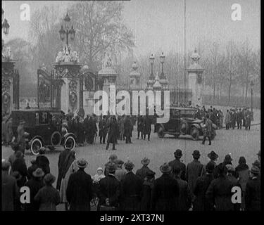 Un groupe de personnes attendant devant les portes du palais de Buckingham en tant que nouveau gouvernement est formé ; Cars Drive By, 1924. De "Time to Remember - A Trip to Europe", 1924 (bobine 4) ; un regard sur la vie politique et sociale en Europe et au-delà en 1924. Banque D'Images