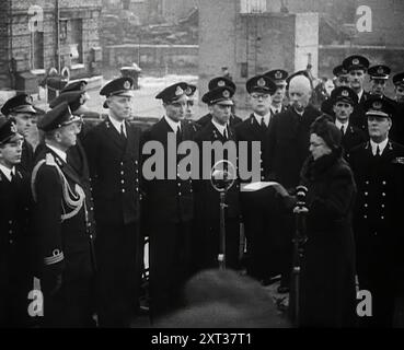 Reine Wilhelmine des pays-Bas s'adressant aux marins, 1941. Seconde Guerre mondiale. Après l'invasion allemande des pays-Bas en 1940, Wilhelmine fuit en Grande-Bretagne et prend en charge le gouvernement néerlandais en exil. Elle parlait fréquemment à la nation à la radio, et en vint à être considérée comme un symbole de la résistance. De "Time to Remember - Operation Barbarossa", 1941 (bobine 1) ; film documentaire sur les événements de 1941, sur le front de l'est et à Pearl Harbour. Banque D'Images