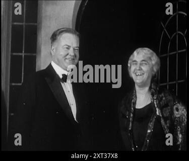 Le président Herbert Hoover et Lou Henry Hoover, première dame des États-Unis d'Amérique au siège républicain souriant aux gens célébrant et acclamant, 1932. "Si l'université crie et ballyhoo pouvait gagner une élection, les Républicains en avaient 1932 dans le sac". De "Time to Remember - Around the Corner", 1932 (bobine 4) ; journal des événements de 1932 aux États-Unis d'Amérique - Franklin Roosevelt devient le président. Banque D'Images