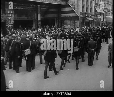 Police française vérifiant les papiers des gens devant un café à Paris, 1940. Seconde Guerre mondiale. 'Paris, mai 1940. À l'apparence extérieure, Paris comme d'habitude. Mais intérieurement, nerveux, appréhensif. Le long des champs Elys&#xe9;es et des grands boul&#xe9;vards, la police vérifie les papiers d'identité, car la France est maintenant saisie par la peur des chroniqueurs de la Cinquième. Quoi que les nouvelles coulent du front, c'est de la confusion et de la retraite. La ville vivante de rumeurs, vraies et fausses... alors Paris espère, et se commande un autre ap&#xe9;ritif. Espère, et met un bon visage sur elle». De "Time to Remember - Run Rabbit Run", 1940 ( Banque D'Images