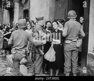 Des civils italiens font la queue pour de la nourriture, 1943-1944. De "Time to Remember - The Path to Rome", 1943 - 1944 (bobine 2) ; film documentaire sur les événements de 1943 et 1944 - la campagne italienne. Banque D'Images