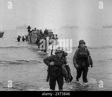 Troupes américaines marchant sur une plage nord-africaine dans le cadre de l'opération Torch, 1942. Seconde Guerre mondiale. Une grande armada se déplace sur les eaux de l'Atlantique. Navire après navire, entassé de troupes, britanniques et américaines - l'opération Torch a été allumée. Là balaie à terre une force en Afrique du Nord - une force destinée à attraper Rommel en retraite comme si dans un vice, et destinée ensuite à détruire son Afrika Korps' vantée. De "Time to Remember - The End of the Beginning", 1942 (bobine 4) ; film documentaire sur les événements de 1942 et l'entrée de l'Amérique dans la guerre. Banque D'Images