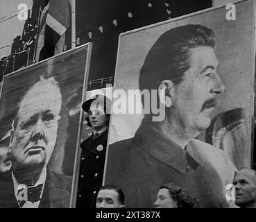 Grandes affiches de Joseph Staline et Winston Churchill, 1942. La Grande-Bretagne pendant la seconde Guerre mondiale. 'Dans Trafalgar Square de Londres'... une rencontre passionnée avec des indications de sentiments forts de millions de personnes. Ripostez maintenant et soulagez la Russie assiégée... peut-être jamais auparavant dans l'histoire du monde n'a-t-il semblé si uni dans la résolution de ses millions. De "Time to Remember - The End of the Beginning", 1942 ( Reel 2) ; film documentaire sur les événements de 1942 et l'entrée de l'Amérique dans la guerre. Banque D'Images