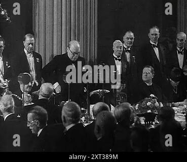 Discours de Winston Churchill, 1942. Seconde Guerre mondiale. Le premier ministre britannique annonce le succès des alliés dans la campagne en Afrique du Nord. "Nous avons la victoire - une victoire remarquable et définitive. La lueur brillante a attrapé les casques de nos soldats, et réchauffé et acclamé tous nos cœurs... l'armée de Rommel a été vaincue. Il a été acheminé. Il a été très largement détruit en tant que force combattante... Maintenant ce n'est pas la fin. Ce n'est même pas le début de la fin. Mais c'est peut-être la fin du commencement ». De "le temps de se souvenir - la fin du commencement", 1942 (bobine 4 Banque D'Images