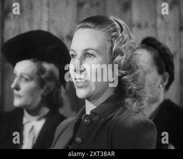 Un film d'information montrant une femme qui veut être cuisinière de l'armée, 1942. La Grande-Bretagne pendant la seconde Guerre mondiale. Femmes parlant: "Je pense que j'aimerais être cuisinier". "Être cuisinier? Mais pour quoi ? » "Parce qu'on ne peut pas gagner une guerre sans cuisiniers. N'avez-vous pas entendu le vieux dicton "une armée marche sur son ventre" ? C'est tout aussi vrai aujourd'hui. Ces garçons ont besoin de bons repas et ils les ont certainement mérités ». De "Time to Remember - The End of the Beginning", 1942 (bobine 3) ; film documentaire sur les événements de 1942 et l'entrée de l'Amérique dans la guerre. Banque D'Images