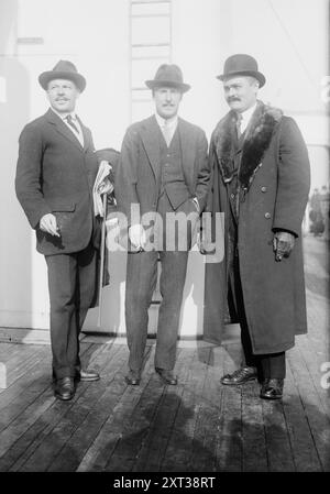 E. Cowdin, N. Prince, Wm. Décongeler, entre c1910 et c1915. De gauche à droite, Norman Prince, Elliott Cowdin et William Thaw, aviateurs américains qui ont servi dans l'armée française. Banque D'Images