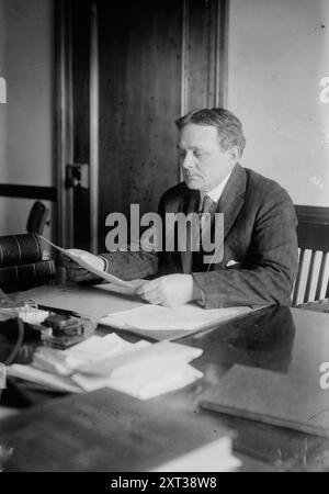 Dr James E. Walker, entre c1915 et c1920. Dr James E. Walker en 1917, assis à son bureau. Walker a travaillé comme représentant de l'évangéliste Billy Sunday à Washington. Banque D'Images