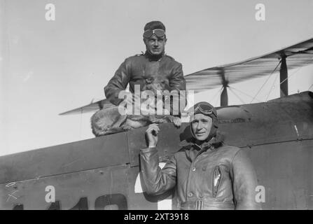 William E. Kline, Trixie le chien, Lieutenant Belvin W. Maynard, 1919. Montre les aviateurs William E. Kline et Belvin W. Maynard qui ont participé aux essais transcontinentaux de fiabilité et d'endurance de 1919 entre Mineola, New York et San Francisco. Banque D'Images