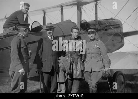 Colonel Archie Miller, Benedict Crowell, lieutenant Ross Kirkpatrick, général William Mitchell, sergent E.N. Bruce, 1919. montre des aviateurs qui ont participé à l'essai transcontinental de fiabilité et d'endurance de 1919 entre Mineola, New York et San Francisco. Les hommes comprennent William "Billy" Mitchell et Archie Miller. Banque D'Images