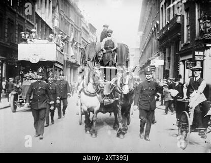 Grève de Londres - camion sous protection policière, entre c1910 et c1915. Banque D'Images