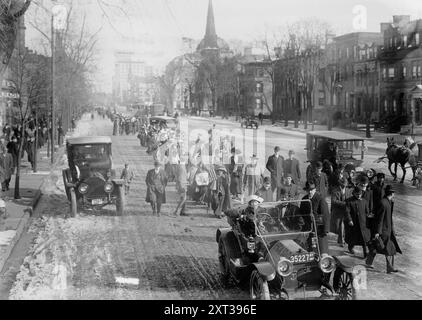 Randonneurs de suffrage en route pour Washington, 1913. Montre la randonnée menée par le "général" Rosalie Jones de New York à Washington, DC pour le défilé de la National American Woman suffrage Association du 3 mars 1913. Photo prise à Newark, New Jersey, sur Broad Street, juste au nord de West Kinney Street, le 12 février 1913. Rosalie Jones marche derrière la première voiture. Banque D'Images