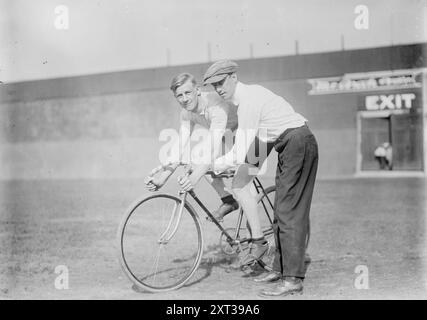 Fogler, 1913. Montre le cycliste Joseph Fogler (à vélo) avec un autre homme, peut-être le cycliste Alfred Goullet. Banque D'Images