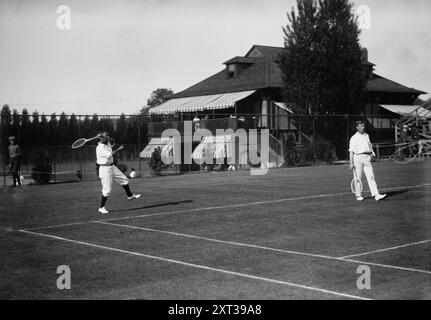 Riz [et] Doust, 1913. Montre les joueurs de tennis australiens Horace M. Rice et le capitaine Stanley N. Doust qui s'entraînent pour la Coupe Davis 1913, West Side Tennis Club, New York. Banque D'Images