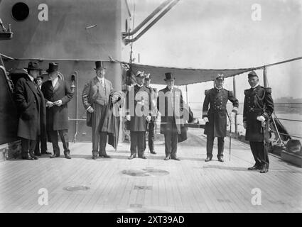 MAINE Mo't comm'EE [Comité des monuments] sur LE WYOMING, W.R. Hears[t], J.W. Keller, R.A.C. Smith, ADM Badger, Gen Jas. Wilson, 1913. Montre le Maine Monument Committee à bord du Wyoming, le cuirassé qui dirigeait la flotte lors des cérémonies de dévoilement du mémorial du cuirassé Maine, qui avait explosé dans le port de la Havane, Cuba, pendant la guerre hispano-américaine de 1898. Les membres du comité comprenaient : le président James Grant Wilson, William R. Hearst, George F. Shrady, John W. Keller et J. Edward Simmons. En 1913, le monument a été placé au Columbus Circle et 59th Street ent Banque D'Images