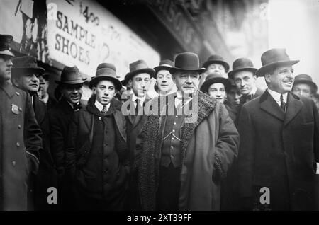 Président McCall à l'incendie du métro, 1/6/15, 1915. Montre Edward Everett McCall (1863-1924), président de la Commission de la fonction publique de New York (État) visitant le site d'un incendie dans un tunnel de métro de New York qui a eu lieu près de West 55th Street et Broadway, le 6 janvier 1915. Banque D'Images