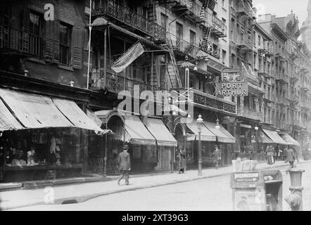 Chinatown après le tournage, entre c1910 et c1915. Montre Mott Street à Chinatown, New York. L'église de la Transfiguration, apparaît en arrière-plan (25 Mott Street) et le restaurant Port Arthur était au 7-9 Mott Street. Banque D'Images