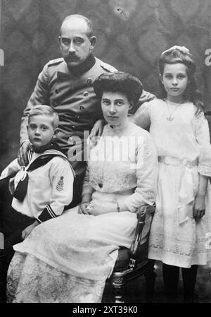 Prince Max de Bade, PR'ss [c.-à-d., Princesse] Marie Alexandra, Prince Berthold, Princesse Marie Louise, entre c1910 et c1915. Montre le prince et homme politique allemand Maximilien Alexandre Friedrich Wilhelm, Prince de Bade (1867-1929) avec son épouse la princesse Marie Louise de Hanovre et Cumberland (1879-1948), et leurs enfants, la princesse Marie Alexandre de Bade (1902-1944) et le prince Berthold Margrave de Bade (1906-1963). Banque D'Images