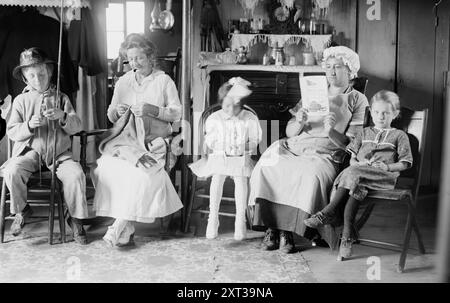 À large canal - un groupe familial, entre c1910 et c1915. Montre une famille assise dans leur maison à Broad Channel, Queens, New York City. Une femme tricote. Banque D'Images