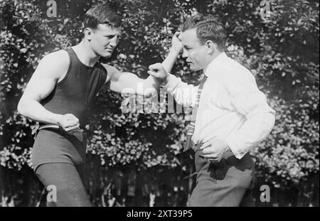 Al McCoy &amp ; Charlie Goldman, entre c1910 et c1915. Montre le boxeur poids moyen Al McCoy (1894-1966) et Israel "Charely" Goodman (1887-1968), son entraîneur. Banque D'Images