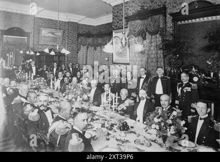 Banquet de l'adjointe Winterhalter au Japon, 1916. Montre l'amiral Albert Gustav Winterhalter (1856-1920), commandant en chef de la flotte asiatique des États-Unis de 1915 à 1917 (première rangée à la table, face à l'arrière), le vicomte du maréchal-amiral japonais Kato Tomosaburo (dernière rangée à la table, cinquième à partir de la droite) et d'autres lors d'un banquet au Japon. Banque D'Images