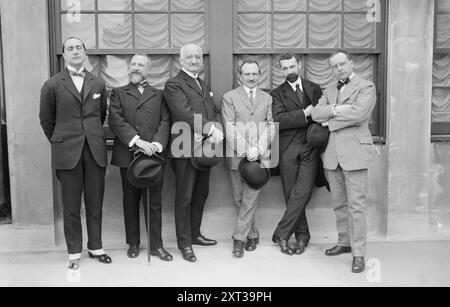 Bragadini, Gugliemetti, Arlotta, Vannutelli, Pardo, Pietra, 1917. Montre les membres de la Commission de guerre italienne aux États-Unis pendant la première Guerre mondiale représentés sont Alvise Bragadini du Département des Transports, le général Gugliemetti, attaché militaire&#xb4; ; Enrico Ariotta, ministre des Transports maritimes et ferroviaires ; le commandant Vannutelli, représentant de la Marine italienne; C. Pardo, ministère de l'industrie et du commerce, et Gaetano Pietra, ministère de l'agriculture. Banque D'Images