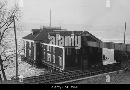 Barnard College Canteen, 1918. Montre le bâtiment à bateaux Gould de l'Université Columbia, à la 115e et Riverside Drive, New York. Barnard College a installé une cantine dans le hangar à bateaux pour les soldats qui voyageaient à travers New York sur leur chemin de retour de la première Guerre mondiale. La cantine a ouvert le 6 mars 1918 et fermé le 24 mars 1919. Banque D'Images