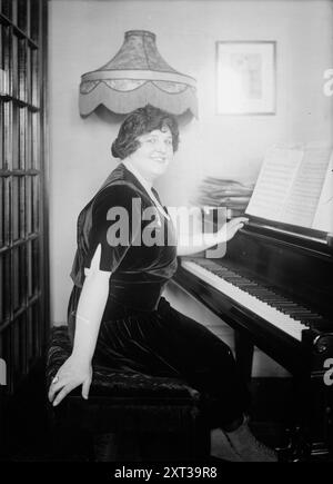 Baker, entre c1915 et c1920. Montre la chanteuse Elsie West Baker. Banque D'Images