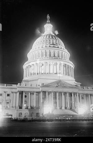 Capitole la nuit, 1917. Montre le Capitole des États-Unis la nuit où la guerre a été déclarée à l'Allemagne. Banque D'Images