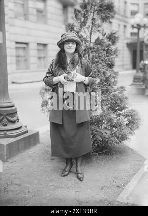 Sophie Braslau, entre c1915 et c1920. Montre la chanteuse d'opéra Sophie Braslau (1888-1935), une contralto qui s'est produite avec le Metropolitan Opera de New York, tenant un appareil photo. Banque D'Images